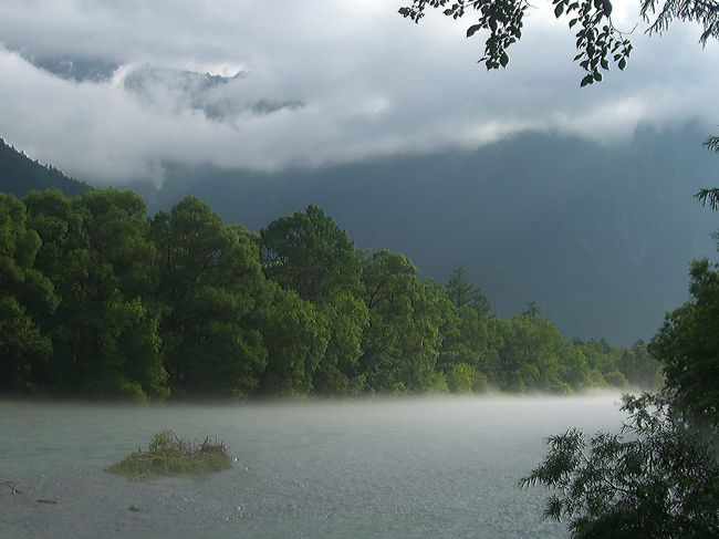 朝靄の梓川は幻想的ですね。