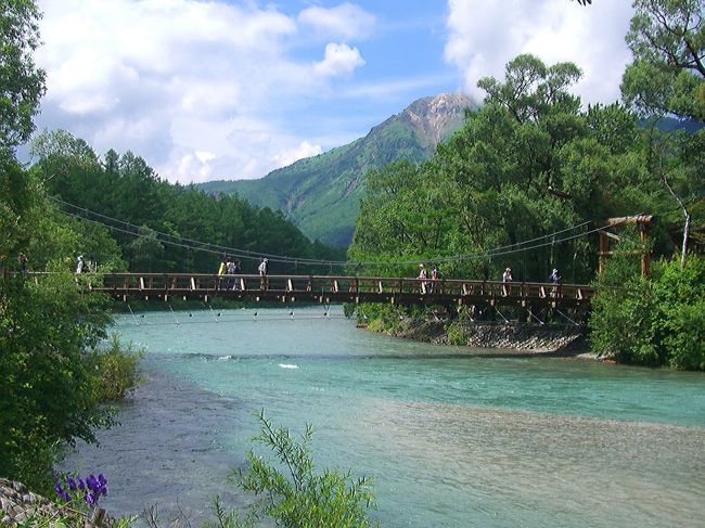 今度は北側から南側の焼岳（２４５５M）を・・<br /><br />●焼岳<br />北アルプス随一の活火山で、１９９０年までは完全に登山規制がしかれていた。<br />