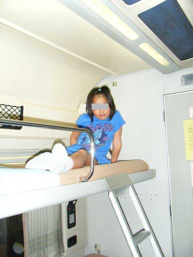 上段にはしごをかけたところです。<br /><br />このあと、10分遅れでKLセントラル駅を出発しました。<br /><br />噂以上の極寒･･･<br />こんなに寒くしないでも･･･<br />とてもじゃないけど、シャワーを浴びる気になれませんでした。<br /><br />夕食のサービス(チキンカレー)もそこそこに･･･<br />毛布にくるまって、心地よい揺れのなか就寝。<br />