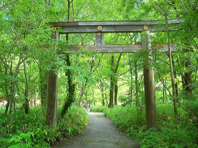穂高神社　奥宮<br /><br />河童橋から梓川に沿って上流、約１時間足らずでこの場所へ<br /><br />さあ、さっそく中に入ってみましょう〜♪