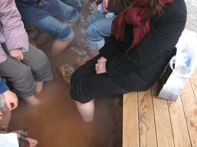 　金の湯の前で足湯。めっちゃくっちゃ熱いですのでお気をつけて。ホントに芯から温まります。