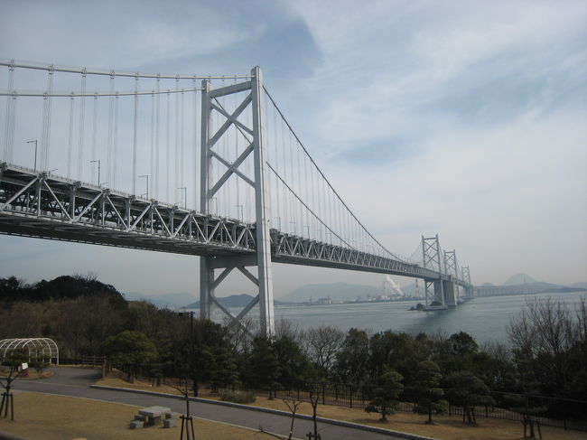 　香川から瀬戸大橋で倉敷へ。途中で休憩し、瀬戸大橋を望む。<br />　できたの小6くらいやったなあ(￣ー￣)