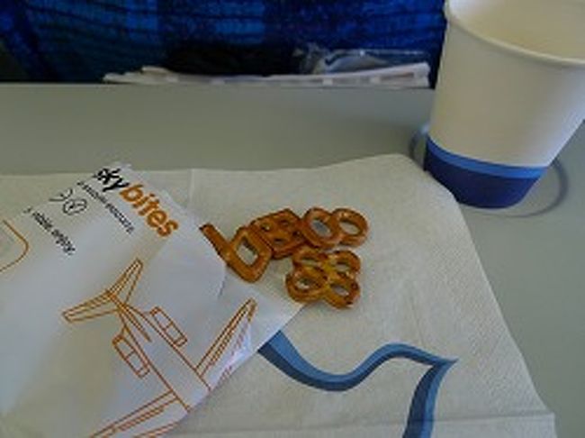 まずは両替。<br />この時はちょうど円高で１ユーロ＝121.73円。<br />ラッキ〜♪<br />とりあえず４００ユーロ（約50,000円）両替してみた。<br />でもこの後、はさみを手荷物にしてて見事に没収された。<br />こんな基本でひっかかる私って。。。<br /><br />12:00関空発、初めてのフィンランド航空。<br />カップやナプキンが青い鳥のデザインで統一されてて洗練されてる感じ。<br />最初に出てきたおつまみもパッケージに飛行機が。<br />かわいい！<br /><br />でも座席に個人モニターが着いてなくて、共用のモニターが上にあるだけ。<br />暇だ。。。<br />飛行機の楽しみの一つが映画なんで、前にモニター無いとなんとなく落ち着かないよ〜。<br />