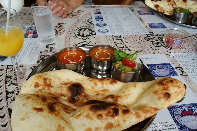 大雪渓を見てからとりあえずおひるごはん。<br /><br />白馬まできてなんでカレーを食べるのか。<br />白馬村に「インディモモ」といって<br />ネパール料理のお店があるのです。<br /><br />結構はやっていて週末や夜は予約したほうがいいです。<br />おひるはランチセット、<br />焼きたてのナーンはおいしい〜。