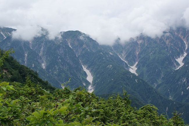 向こうに見えるのは去年夏に上った<br />八方尾根じゃないかなぁ。