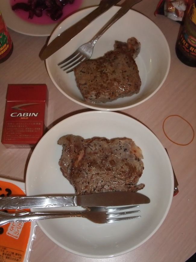 ドンキで買ったサーロインステーキ<br />１枚を半分に切っても　この大きさ<br /><br />安くても美味しい