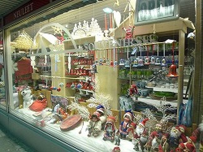 中心地に戻ってきました。<br />通り沿いにあっためっちゃ可愛い雑貨屋さん*。.+<br />サンタさんがいっぱい。。