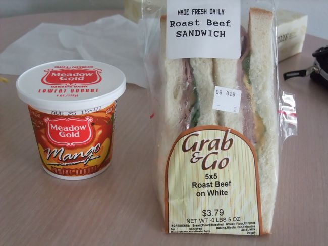 ツナサンドとマンゴープリン<br /><br />こういった類の食品は安いですね