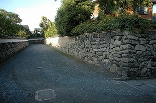 これは「鍵曲（かいまがり）」だったかな？<br /><br />城下に進入した敵を迷わせるために、左右に高い土塀を巡らせ見通しがきかないようにし、道をＬ字型に曲げて迷路のようにしたもの。<br />確かに、、いつ反対側から敵が出てくるか分からないし、自分たちの勢いもそがれちゃうし、攻める側には嫌な道ですね；