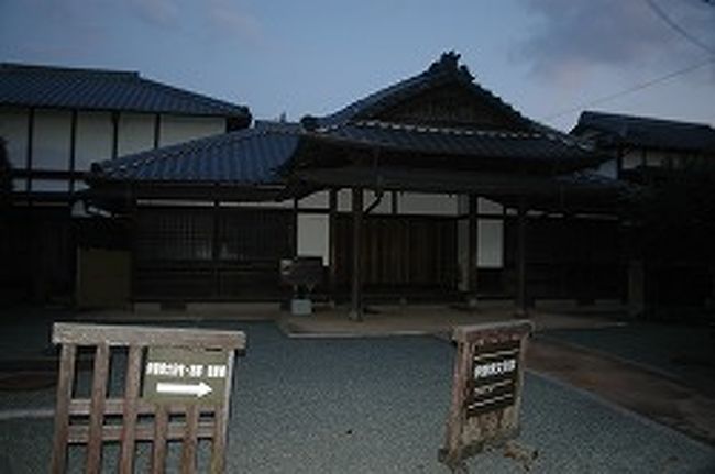 ここは伊藤博文別邸。<br />旧宅とともに吉田松陰の松下村塾から徒歩数分の所にあって、中には入ってないんですけど、吉野杉の一枚板を使った大広間の鏡天井や離れ座敷の節天井、和風のシャンデリアななんかがあって、とてもぜいたくな内装になってるらしい。