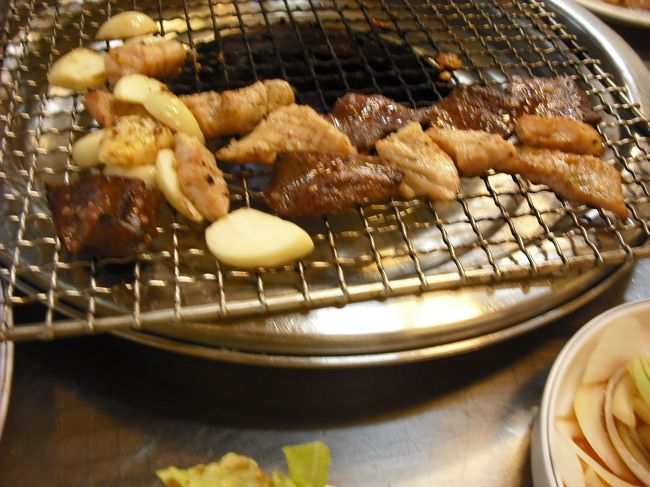 焼けましたよ<br />いただきま〜す<br /><br />モミモミしたお肉は<br />何もつけなくてもウマイっ！！