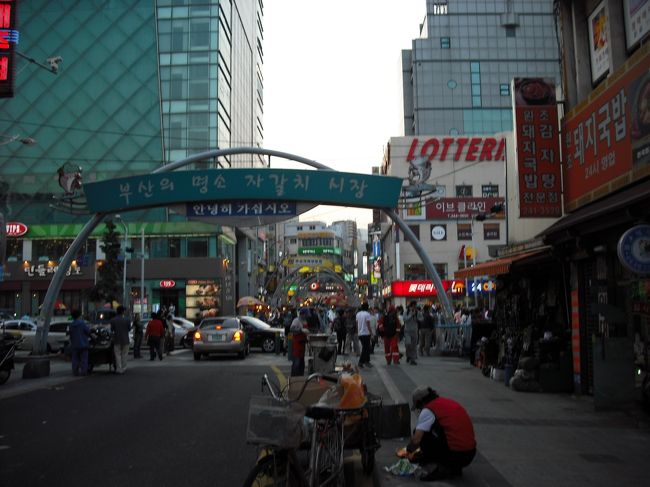 チャガルチ側からPIFF広場を見る<br /><br />まだまだ沢山の人で賑わってるね