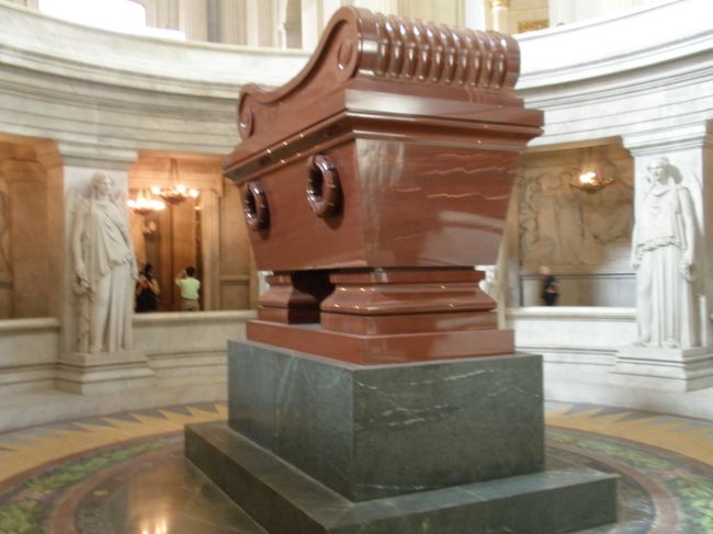 モンパルナス駅で4日後に行くシャルトルまでの往復切符を購入し、モンパルナスからバスでアンバリッドへ。アンバリッド内のナポレオンの墓です。ナポレオンってフランスに愛されてるんだね。<br />ここで、パリミュージアムパス４日券（48ユーロ）を購入。（最初にルーブルやｳﾞｪﾙｻｲﾕで購入するとかなり並ぶと思います。ちなみに、空港ではなかったです）