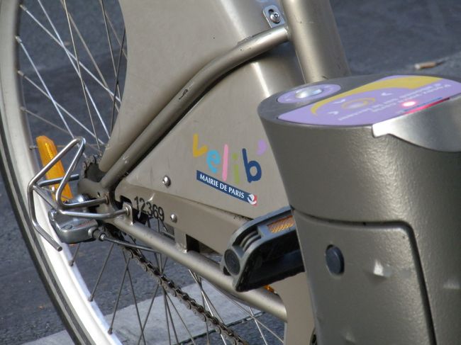 ヴェリブ。パリ内の貸し自転車。車道で車と一緒に走るのが怖いので結局利用しませんでしたが、結構使われている様子でした。パンクしたりトラブルに見舞われなければよさそうな乗り物でした。（バス地下鉄で十分だけど）