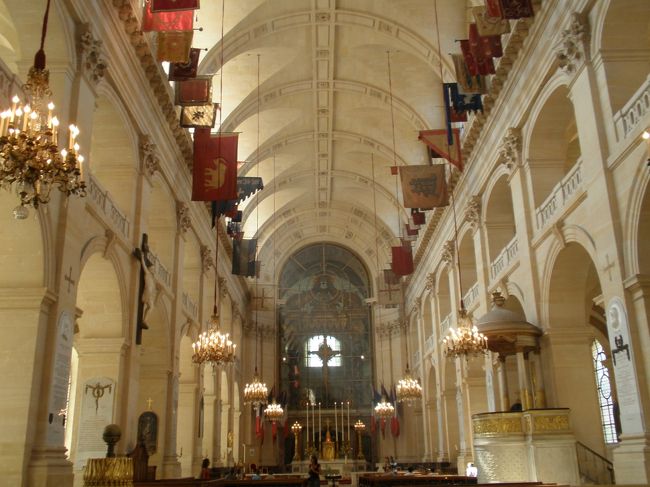 アンバリッド内の教会。明るい日差しが入ってくるさわやかな教会でした。兵士たちが奪ってきた旗が並ぶ。それが色とりどり。