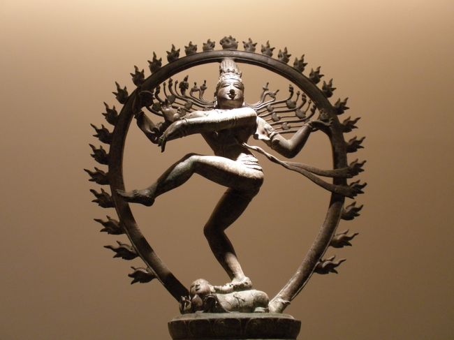 みなさん。ここはパリですー。<br />でもこれどっかで見たことありますよね。<br />そう「踊るシヴァ神」。フランス人が持ってたんですねー。ほかにも「ガンダーラ仏」や唐三彩なども。<br />ここは、バスでアンバリッドからエッフェル塔経由イエナ下車の、ギメ美術館です。