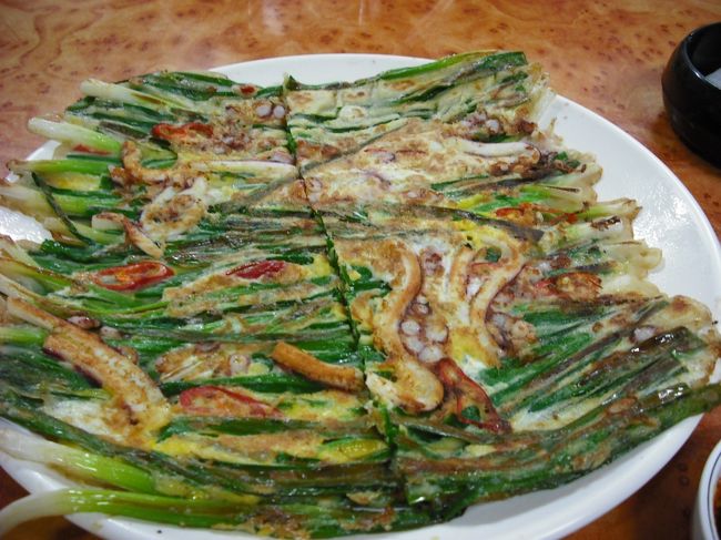 ネギとイカがどっさりの<br />「ヘムルパジョン」5,000ウォン<br /><br />安っ！！<br />