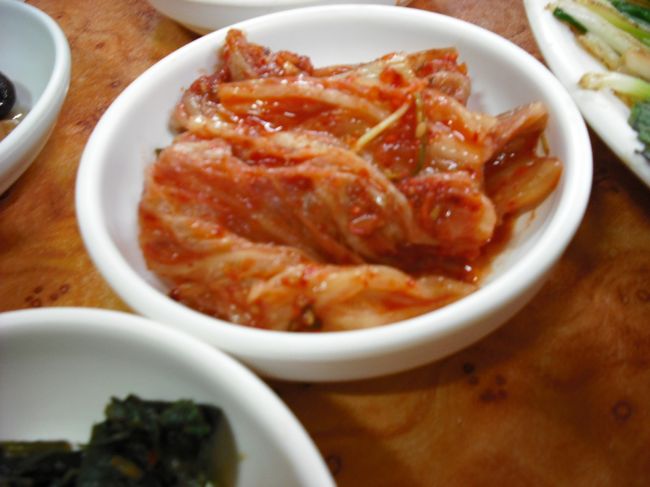 「キムチ」も出してもらい<br />パクパクパク<br />アジュンマ手作りキムチは<br />美味しいよっ<br />