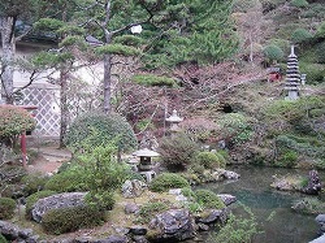 27日の朝です！<br />朝一番に、早朝のお勤めがあります（6:30〜7:20）。<br />もちろん早起きして参加です。<br />日本人の夫婦が多かったのと、外国人の団体もいて、こんなにたくさんの人が泊まってたのかと思うほどたくさんの人がお経の声を一心に聞いていました。<br />慣れない正座も心地よかったです。<br />膝が痛い人には椅子を用意してくださってましたよ。<br /><br />勤行の後は本堂を案内してくださり（なんと英語通訳付き！観光地としてサービスが行き届いてますね）、解散。<br /><br />廊下から見える庭園がとてもきれいです。