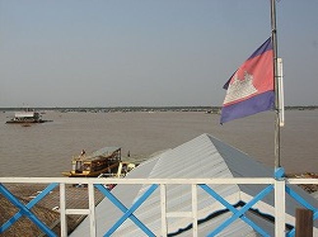 屋上にも上がれて、カンボジアの大きな旗がはためいてたので一緒に記念撮影ｗ<br />にしても、、日差しが強くてあっという間に真っ黒になりそう！！