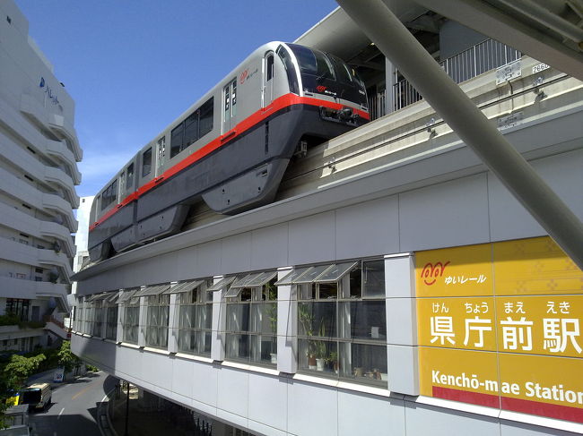那覇市内のゆいレールは沖縄で唯一の「鉄道」です。２両編成、かりゆしウェアの運転士がワンマン運転。