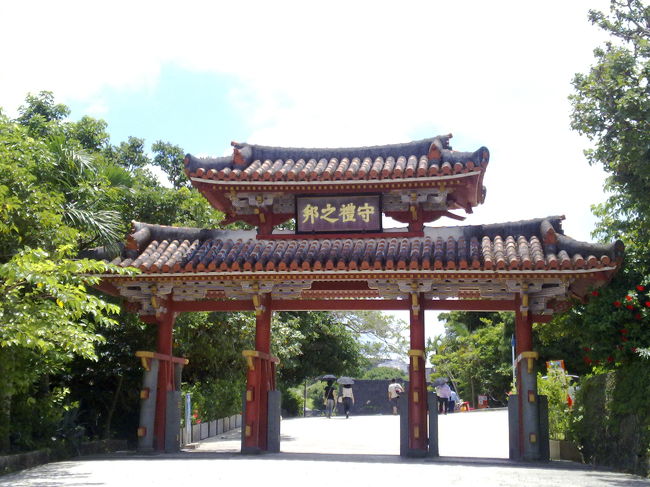 ４日目は市内でまったり。首里城の「守礼の門」にて。