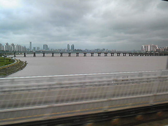 滞在ホテルは、おフランスのAccors系イビス・ソウル。<br />地下鉄で漢江を渡りソウル中心部に。