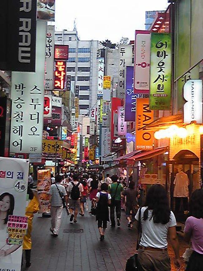 市内を歩こうと思ったがひどい雨で雨宿り状態。<br />ようやく収まってから移動したのはソウル中心部の繁華街・・・といえばやっぱり明洞（ミョンドン）<br />東京の渋谷、原宿とよく対比されます。たしかにそんな雰囲気が。
