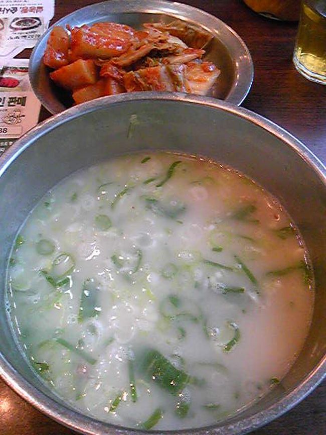 最初の昼食はソルロンタン＝牛を煮込んだスープ。<br />マイルドでおいしい。ちょっと「とんこつ」を思い出させるが、これは牛。<br />昼食後も天気はぐずついたまま。結局ほとんどウィンドウショッピングで終わってしまったソウル。。。