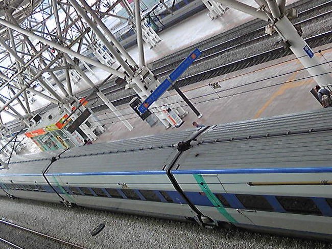 翌朝、韓国新幹線「KTX」でソウルから釜山へ移動。<br />フランス新幹線TGVの韓国版。所要2時間半程度で、お値段は5万ウォンちょい＝4000円しない（安い！）<br />見た目にも細めの車体です。