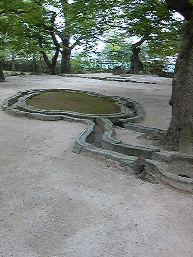 鮑石亭。<br />新羅の王様の離宮で、鮑の形をしたこの石を囲んで宴が開かれたとか。