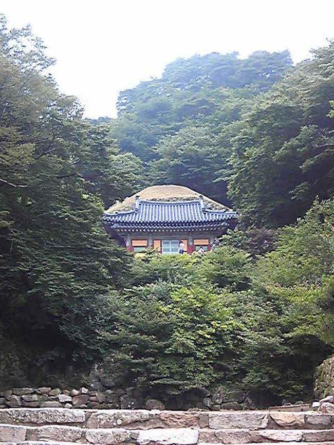 いよいよ世界遺産の見どころ、石窟庵と仏国寺へ。<br />この建物の中に、１２００年以上の歴史ある石の大仏が・・・（内部撮影禁止）