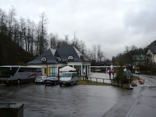 さっそくノイシュヴァンシュタイン城へと向かうことにしました。<br /><br />バス停からホテルまで歩いている途中にあったチケットセンターへ。<br /><br />チケットを買って城へ向かいます。<br /><br />チケットにはバーコード、ツアーナンバー、ツアー開始時刻が記載。ＥＲＭオーディオの文字。<br /><br />お値段学割で８ユーロ。<br /><br />ツアー開始時刻１３時２５分。まだ１２時。<br />