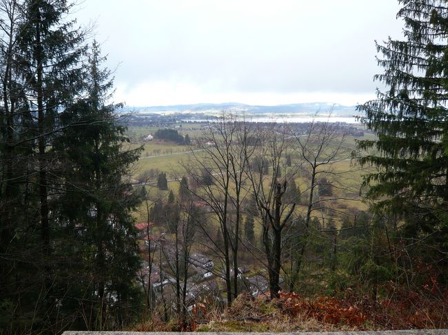 切り開けているところから見ると、結構な畑？が広がっている。<br /><br />遠くの方は晴れているようだ。<br />