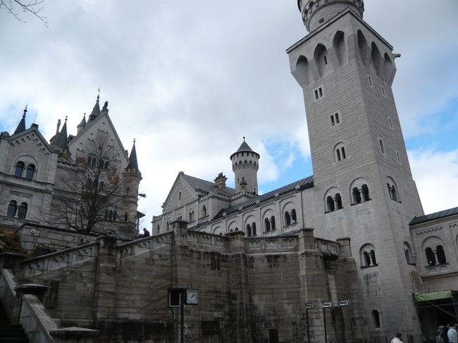 ツアー開始までは１時間弱ある。早く着すぎた。参ったな。<br /><br />城の内部に入っても、遊園地のゲートのようなものがあって、時間まで通れない。<br /><br />ゲート前で時間をつぶすしかなかった。<br /><br />城の内部。