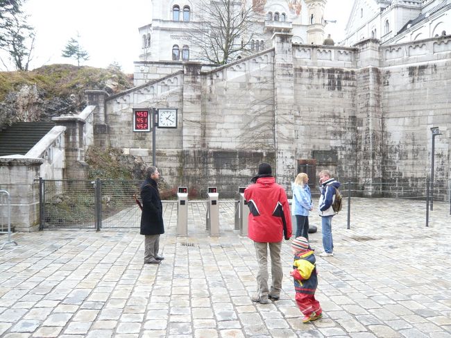 ここがゲート。<br /><br />周りには欧米系の人から、中国人？っぽい人。日本人もいたかな。<br /><br />時間になるとゲート上の番号が変わる仕組み。<br /><br />ＱＴの番号と一致するゲートに並び、いざ中へ。<br /><br />中に入るとカウンターがあり、そこで自分の言語にあったオーディオを貸してもらう。<br /><br />この機械、携帯電話形式で、耳に当てて聞く仕組み。<br /><br />そっか、チケットセンターで言語を聞かれたのもそのためだ！今頃気付くＱＴ。<br /><br />城の中は撮影禁止のため、ここからは写真がないです。<br /><br />中に入ると、案内人が付いてのツアー。１５人１組くらいのチームで城内を移動。<br /><br />ディズニーのシンデレラ城のモデルにもなったお城でもある。<br /><br />約４０分ほどでツアー終了。<br /><br />出口にはしっかりお土産屋さん完備。<br />