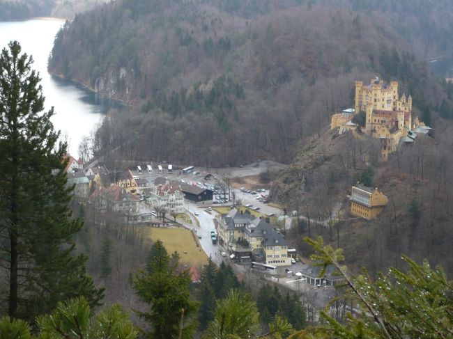 ホーエンシュヴァンガウ城とＱＴらの泊まるホテルリースル。結構高い場所まで来てます。