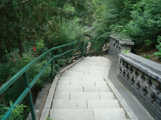故宮全体を眺める為に景山公園へ。<br />かなり急な階段を登っていきます。<br /><br />私が持っていった本は去年発行の本なのですが、<br />何かとデーターが古かったです。<br />オリンピックを期に色々変えたのでしょうか。<br /><br />景山公園は２元→５元に値上がりしていました。