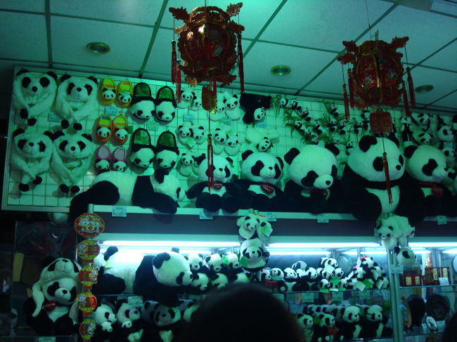 おぉ〜ここぞとばかりに儲けようとしてますなぁ〜。<br />ってもちろん買いますけどね。<br />この為にお金を沢山持ってきましたけどね（笑）<br /><br />夫くんもそれは嬉しそうにぱんだのライターを買っていました。<br />・・・帰りの空港で取り上げられてしまうとは誰が想像したでしょう。。。