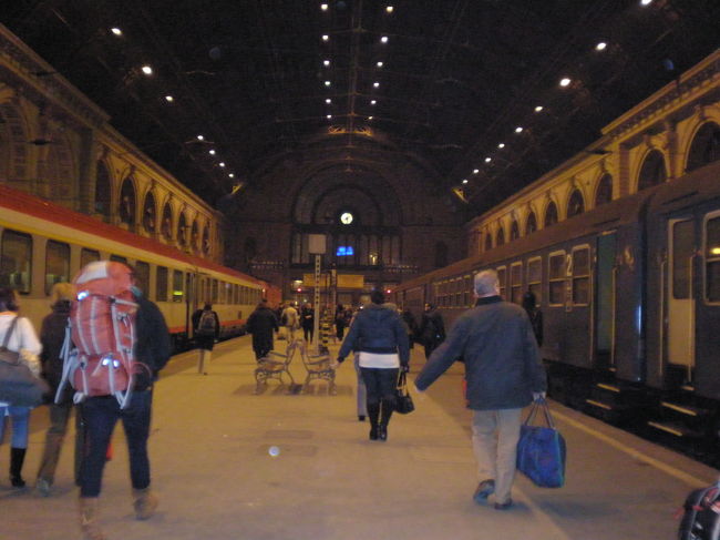 30分遅れの17時半にブダペスト・ケレティ駅へ到着。<br /><br />明らかに西欧の駅とは違った雰囲気。<br />重々しい、重厚な感じが漂っている。<br />