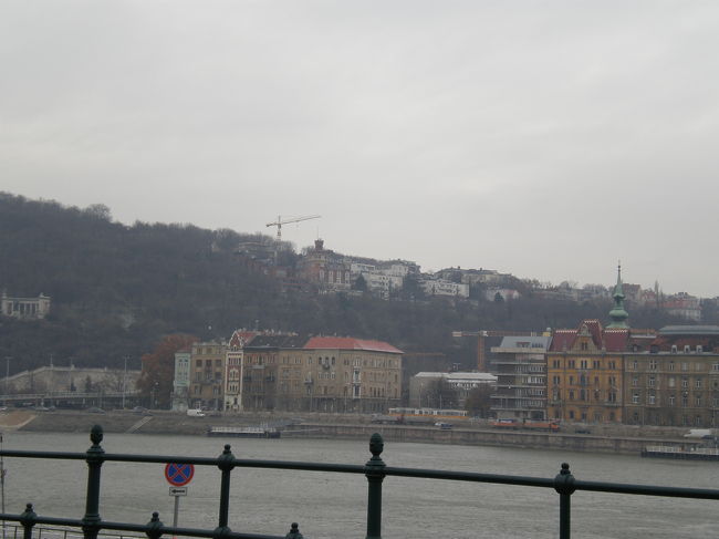 ユースの最寄駅、地下鉄のプラサ・ルイサテール駅から地下鉄に乗り、くさり橋のほど近くに。<br /><br />途中、クリスマスマーケット開催中の広場を発見し、見て歩く。<br />その後、ドナウ川岸を歩き、くさり橋を目指す。