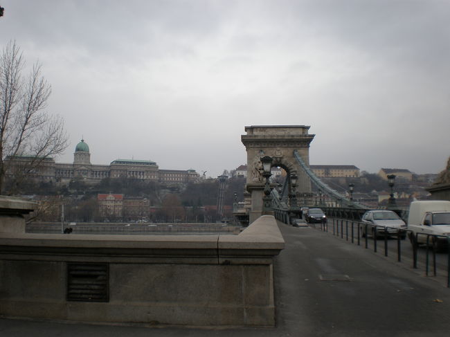 くさり橋の正面。<br />橋を渡った先は、ブダ側。<br />左奥に見えるは、王宮。