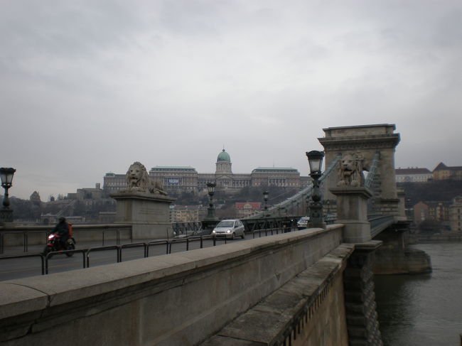 ペスト側でのろのろ。<br />あっちから、こっちから、くさり橋とブダ側を。