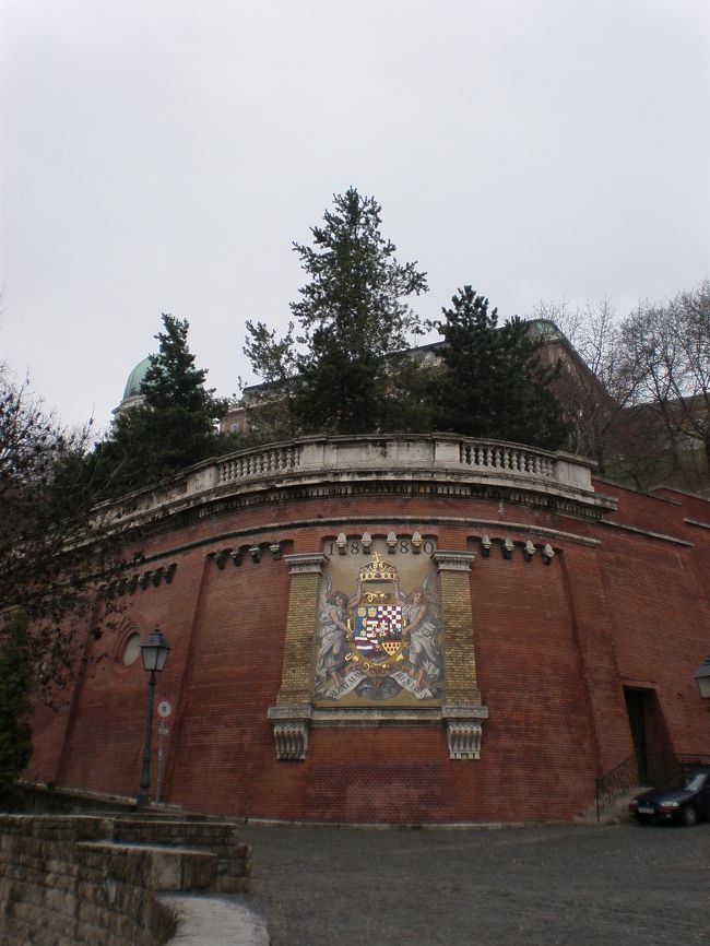 橋を渡り、しばらく行くとケーブルカー乗り場へ。