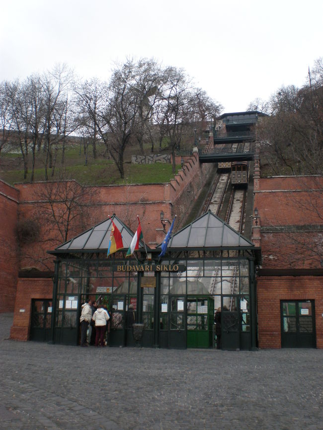 王宮の丘へのケーブルカー乗り場。<br /><br />見た感じ、それほど大変な傾斜ではなさそう。<br />片道だけ乗車する。