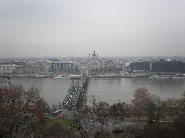 王宮の丘から、くさり橋とペスト側を一望。<br />中央にぽこっと出てるのは、聖イシュトバーン大聖堂かな？<br /><br />それにしても、どんより、すっきりしない天気。<br />冬だから、仕方ないのかなぁ〜〜<br />