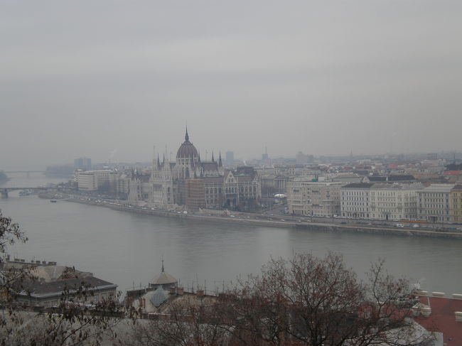ドナウ川をはさんで、ペスト側の国会議事堂方面を。