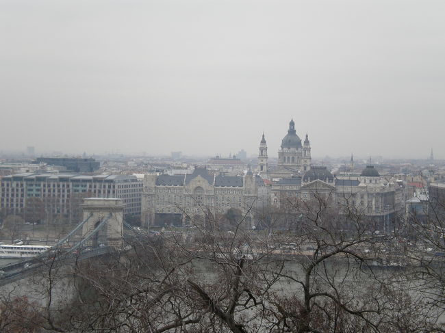 再度ズームでくさり橋と、聖イシュトバーン大聖堂方面を。