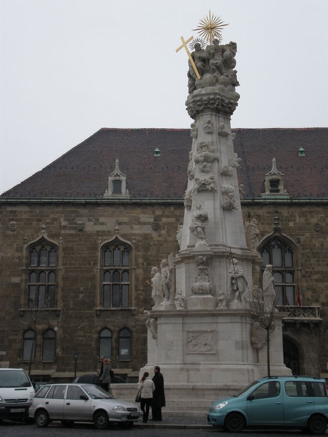 王宮の丘をきょろきょろしながら歩き、マーチャーシュ教会付近へ。<br /><br />観光案内所を見つけ、ATMの場所を確認。<br />ブダ側に銀行があるのか〜〜？？と思ったから、念の為。<br />ふもとにはあるようだが、王宮の丘は厳しそう…というわけで。<br />