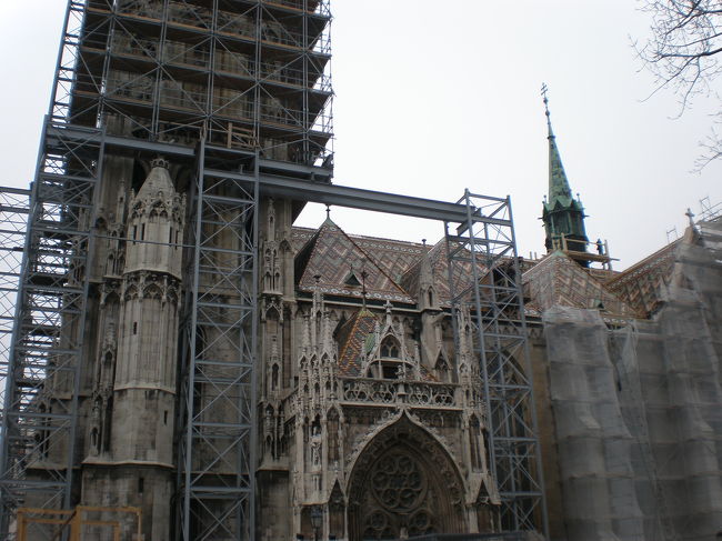 マーチャーシュ教会は修復中。<br />残念…<br /><br />写真や映像で見たのとは、全く別の姿に。